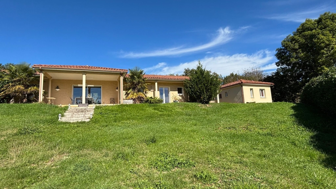 Ensemble immobilier sur terrain de 1900m2 - 5 minutes de Figeac